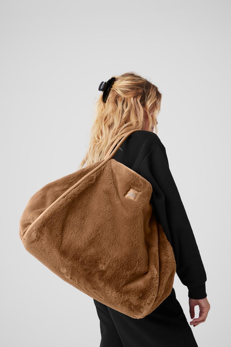 トートバッグ [Alo Yoga] Faux Fur Tote Bag Faux Fur Tote Bag - Toasted Almond | Alo Yoga