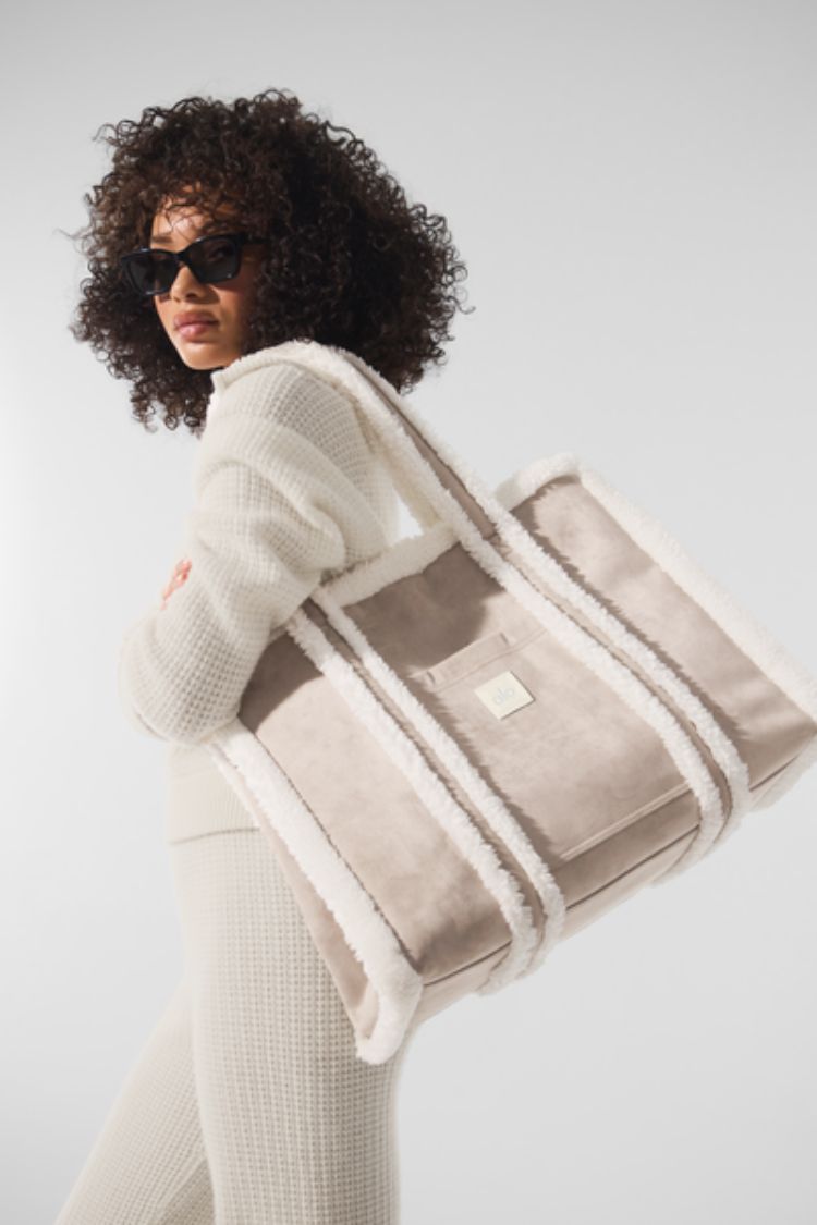 トートバッグ [Alo Yoga] Winterfun Tote Bag ALO Yoga】Winterfun Tote Bag（送料込み） (ALO Yoga
