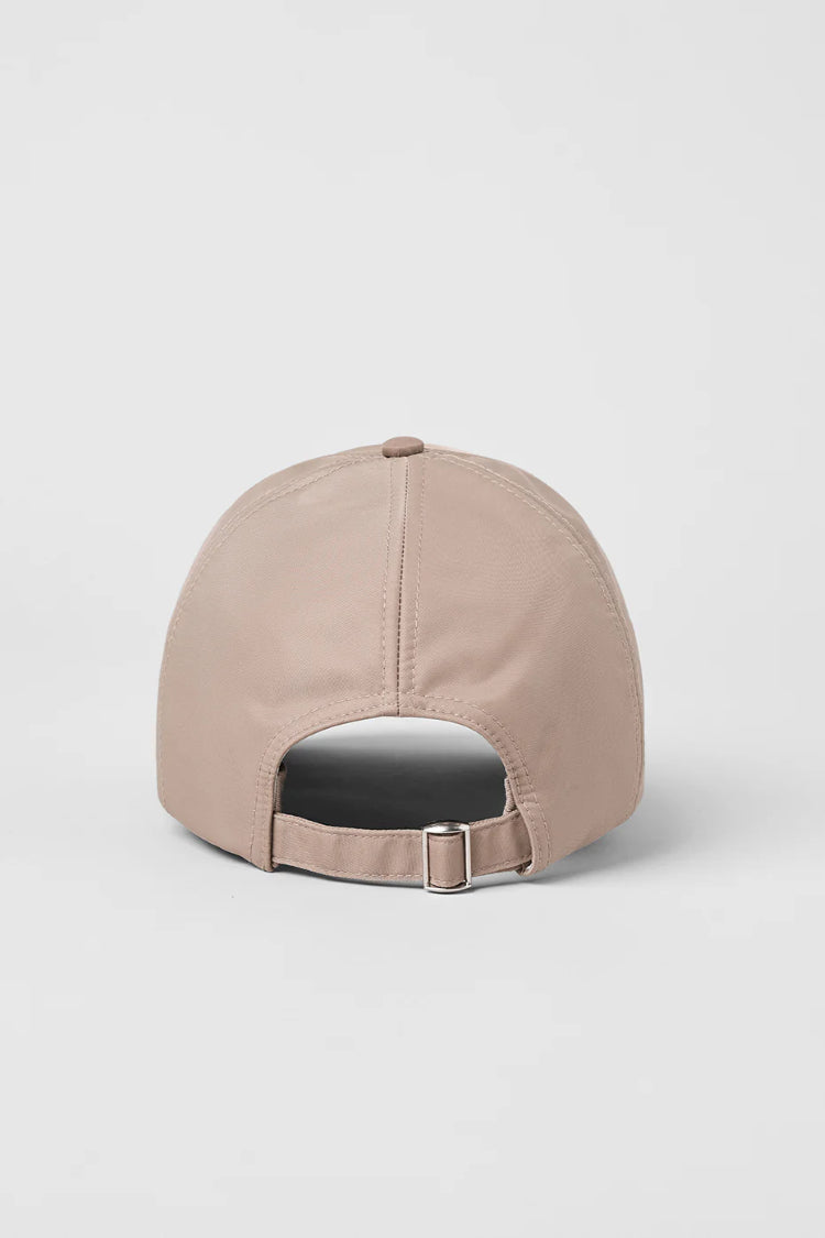 キャップ \"ALO Yoga\" Satin Off-Duty Cap Satin Off-Duty Cap - Creme | ALO