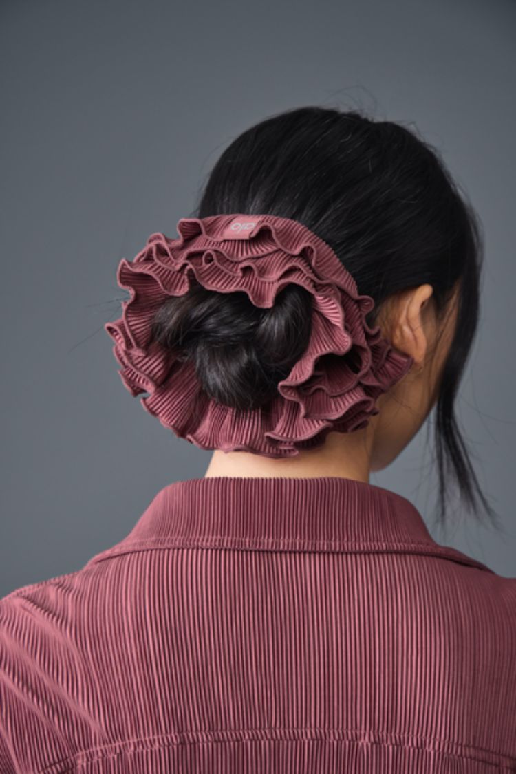 ヘアアクセサリー [Alo Yoga] Micro Plisse Oversize Scrunchie Micro Plisse Oversize Scrunchie - Black | ALO
