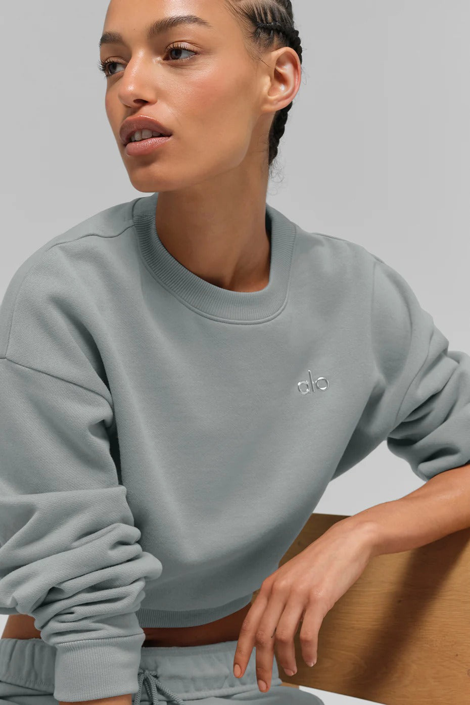 CROPPED ACCOLADE CREWNECK – ALO Indonesia
