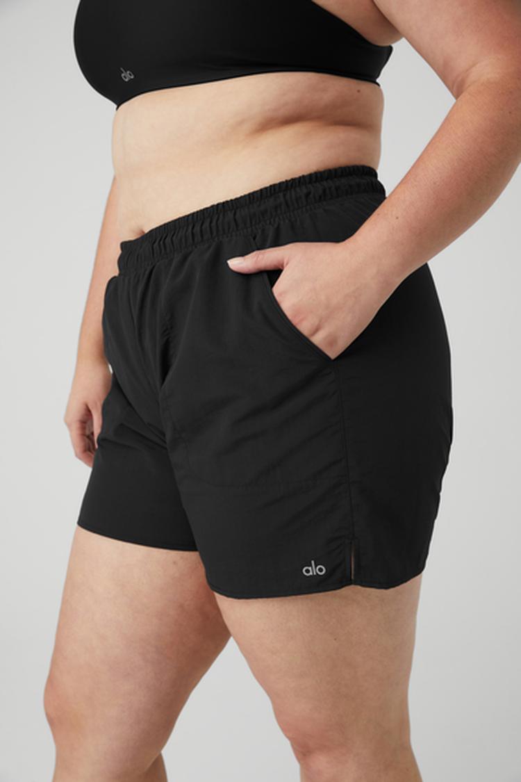 ALUMNI SHORT – Alo Yoga Indonesia